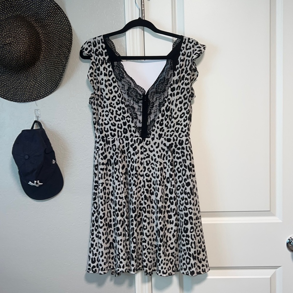 Express Dress, perfect for a date night! Back Lace trim detail & cap sleeves.